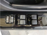 パワーウィンドウのスイッチですよ。 運転席に居ながら窓を開け閉めのコントロールできますよ。 ロック機能で、子供がイタズラして窓を開けるという事も無くなりますよ。