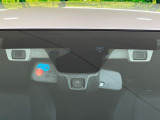 【アイサイト】前方の車両等を検知し、衝突しそうな時は警報で注意を促し、ブレーキを踏む力をサポート。ブレーキを踏めなかった場合は衝突被害軽減ブレーキが作動、衝突回避をサポートします。