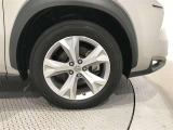 純正18インチアルミホイール装備。