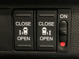 【両側パワースライドドア】両側がパワースライドドアになっており、運転席のスイッチやスマートキーでも開閉が可能です!開口部も広いので乗り降りも楽々♪