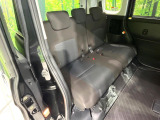 後部座席も気になるようなキズ・汚れやへたり等、大きなダメージはなく、良好な状態です。