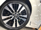 【純正18インチアルミホイール】外観にマッチした純正アルミホイールを装着しております。各種社外アルミホイールや、スタッドレスタイヤも取扱いしております。是非ご相談ください♪