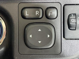 【電動格納ミラー】運転席のスイッチで、ドアミラーの開閉や角度の調整ができます。