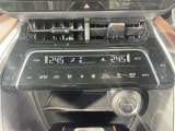 【左右独立温度コントロール式フルオートエアコン(DUAL/SYNC)】運転席側と助手席側でそれぞれ自由に温度設定ができ、快適な風量やモードなどを自動調整します!