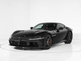 深みのあるブラックのボディは光の加減によって繊細な表情を見せ、フロントエンジンV12モデルならではの存在感と品格を感じさせます。