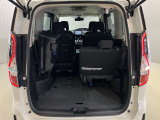 後部座席は分割でシートをたおすことができます。大きな荷物、ゴルフバックも積めます。上質で広々とした室内だから、みんなが心地よく車内で快適に過ごせます♪