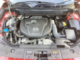 エンジンルームもピカピカに磨いてあります!納車時には、安心してお使いいただくために、しっかり整備してお引渡しいたします☆ディーゼル特有の音や振動を抑えるマツダ独自の技術を織り込んだ自慢のエンジンです