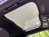 【ガラスルーフ】ガラスルーフ搭載で車内の解放感が一気にアップ!開放的なドライブをお楽しみいただけます。