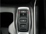 シフトはボタン操作となっており、直感的な操作性により、ドライバーの快適な運転を支援。P・N・Dは押す、Rは引くという人間の感覚にマッチした操作感です。