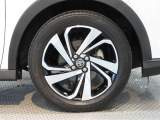195/60R17インチのタイヤと切削光輝+ブラック塗装の純正アルミホイールが装備されます