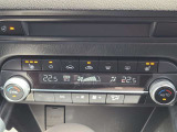 運転席、助手席に3段階調整式シートヒーターを装備。またステアリングにもヒーターを装備。フルオートエアコンなので温度を設定するだけで、吹出口・風量を自動的に調整してくれますので、快適にお過ごし頂けます。