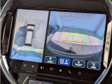 【パノラミックビューモニター】クルマを真上から見ているような映像を表示。 運転席から確認しにくい車両周囲の状況を把握できます。