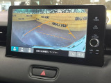 【バックカメラ】駐車時に後方がリアルタイム映像で確認できます。大型商業施設や立体駐車場での駐車時や、夜間のバック時に大活躍!