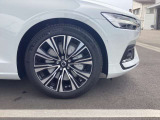 ボルボV60 B4の強烈なパワー(197馬力 カタログ値)を地面に伝える純正18インチアルミホイールと、235/45R18のミシュラン製ラジアルタイヤ。高次元の走りと乗り心地を提供してくれます。