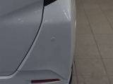 コーナーセンサーを車の前後に装備。障害物までの距離に応じて警告音を変えてお知らせ。縦列駐車時や駐車場・車庫などでの取り回しをサポートします。詳細は販売店スタッフまでおたずねください。