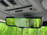 クリアサイトルームミラー ランドローバー初採用のテクノロジー。車体に装備したカメラによる後方映像がルームミラーに映し出されます。車両後方の様子をはっきりと確認できます。