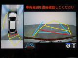 パノラミックビューモニター付きです。車両を上から見たような映像をディスプレイオーディオ画面に表示。運転席からの目視だけでは見にくい、車両周辺の状況をリアルタイムでしっかり確認できます。