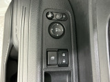 狭い駐車場で便利な電動格納ドアミラーが付いています。