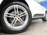 ●純正19インチアルミホイール:輸入車ならではの卓越した走りを支えるホイールと足回りです!日本車の走りに慣れている方にもぜひ体感して頂きたいほど、高いレベルでまとまっています!