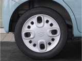 【ホイールキャップ】車に良く似合う純正ホイールキャップが装備されています。ノーマルタイヤ、スタッドレスタイヤもスズキ自販島根にお任せください。