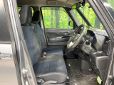 運転席まわりには十分なスペースがあり、大柄な方でもゆったり運転していただける環境です。