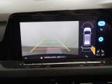 ギアをリバースに入れると車両後方の映像を映し出します。画面にはガイドラインが表示され、車庫入れや縦列駐車などの際に安全確認をサポートします。