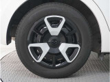 【ホイールキャップ】車に良く似合う純正ホイールキャップが装備されています。各種社外アルミホイールや、スタッドレスタイヤも取扱いしております。是非ご相談ください。