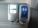 スマートキー付。キーを取り出さなくてもドアロックの施錠・開錠、エンジンの始動が出来ます。雨の日や荷物の多い日にとても便利ですね。