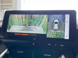 【パノラミックビューモニター】専用のカメラにより、上から見下ろしたような視点で360度クルマの周囲を確認することができます☆死角部分も確認しやすく、狭い場所での切り返しや駐車もスムーズに行えます。