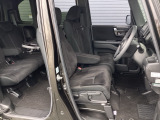 フロントシートです!!ベンチシートなので座席の移動もスムーズに出来ます!!足元も広く運転も楽ですよ!!