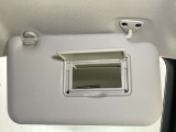 【運転席サンバイザー】鏡が付いているのでメイク直しなどにも便利★
