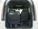 3列目シートは左右独立で収納することができます。5人乗車状態でより多くの荷物を積むことができます。