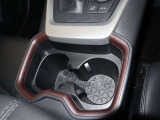 運転席にもドリンクホルダーがございます。