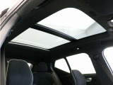 屋根一面まるごととも言える特大サイズのパノラマサンルーフ。晴天時はもちろん、雨天・曇天時にもシェードを開けることで常に開放的な車内空間を実現させてくれます。
