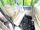後部座席も気になるようなキズ・汚れやへたり等、大きなダメージはなく、良好な状態です。