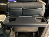 前席背面には格納式のテーブルも装備。食事やスマホ・タブレットでの動画視聴など様々な用途で活躍します。サイドにはちょっとした荷物がかけれて便利なコンビニフック付きです。