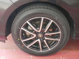 アルミホイール付!鉄ホイールと違って軽いので燃費にも影響してきます。ガソリンの高騰に少しは貢献します!足元がきまります。
