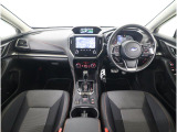 ■視界良好で運転しやすいコックピットです。シンプルで操作性の良いインパネ回りにデザインされ、SUBARUは安全性能に徹底的にまでこだわった視界設計を行っています。