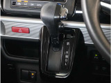 【シフトレバー】シフトもとても操作しやすいデザインになっております。運転する人の事を第一に考えた操作性の高い仕様です。