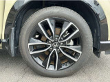 純正アルミホイール付きで足元もスタイリッシュに!