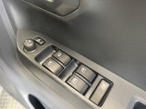 【電動格納ミラー】サイドミラーは電動格納式となっており、狭い駐車場でもキズがつくリスクを抑えられます。