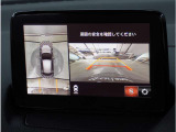 【360&deg;ビュー・モニター】専用カメラにより上から見下ろしたような視点で360度クルマの周囲を確認することができます。駐車が苦手な方でも縦列駐車や幅寄せ時に活躍してくれます。