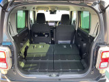 ご覧のとおり、リアシ-トを倒せば荷室は広くなります。 ちょっとした荷物なら積めちゃいそうなスペ-スです。