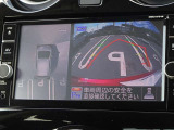 【アラウンドビューモニター&バックモニター】クルマを真上から見下ろしているかのような映像が表示され、周囲の状況がひと目で把握できるので、安心してスマートに駐車できます。駐車が苦手な方にオススメです!