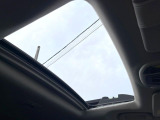 【サンルーフ】開放感たっぷりの希少装備、サンルーフが装着されています!車内に明かりを取り入れたり景色を楽しむ以外にも、車内の空気も簡単に換気できて快適です!