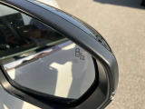 ブラインドスポットモニター付きですので死角に車両がいるとオレンジに光って知らせてくれます。