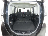 大きな開口幅で荷物を出し入れしやすいのが魅力のラゲージスペースです!リヤシートのシートバックの工夫で、更に積載容量が広くなり、よりたくさんの荷物の収納・長尺の荷物の収納が可能になります♪