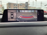 狭い場所での駐車やすれ違いなどでより的確な運転操作に役立つ360&deg;ビューモニターが装備されています。