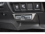ハンドル右下にビルトインETC。車種専用ケースにて装着されており運転の邪魔にもならず高速の乗り降りも楽になります。