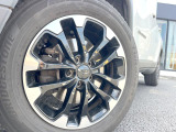 ●純正17インチアルミホイール:輸入車ならではの卓越した走りを支えるホイールと足回りです!日本車の走りに慣れている方にもぜひ体感して頂きたいほど、高いレベルでまとまっています!